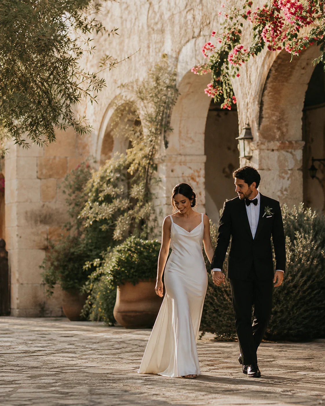 Elena y Mateo caminando en una hacienda